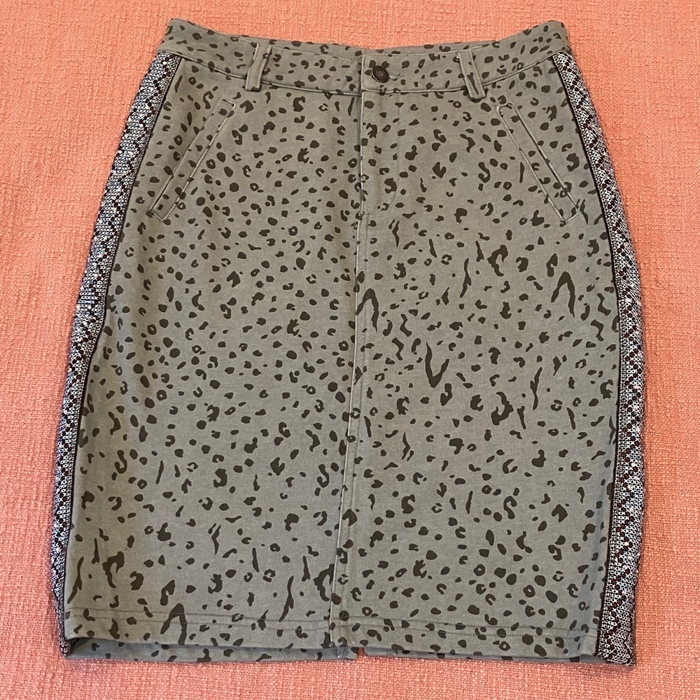 ESQUALO size 6 wm’s embroidered light green / gray Leopard Print Pencil Skirt